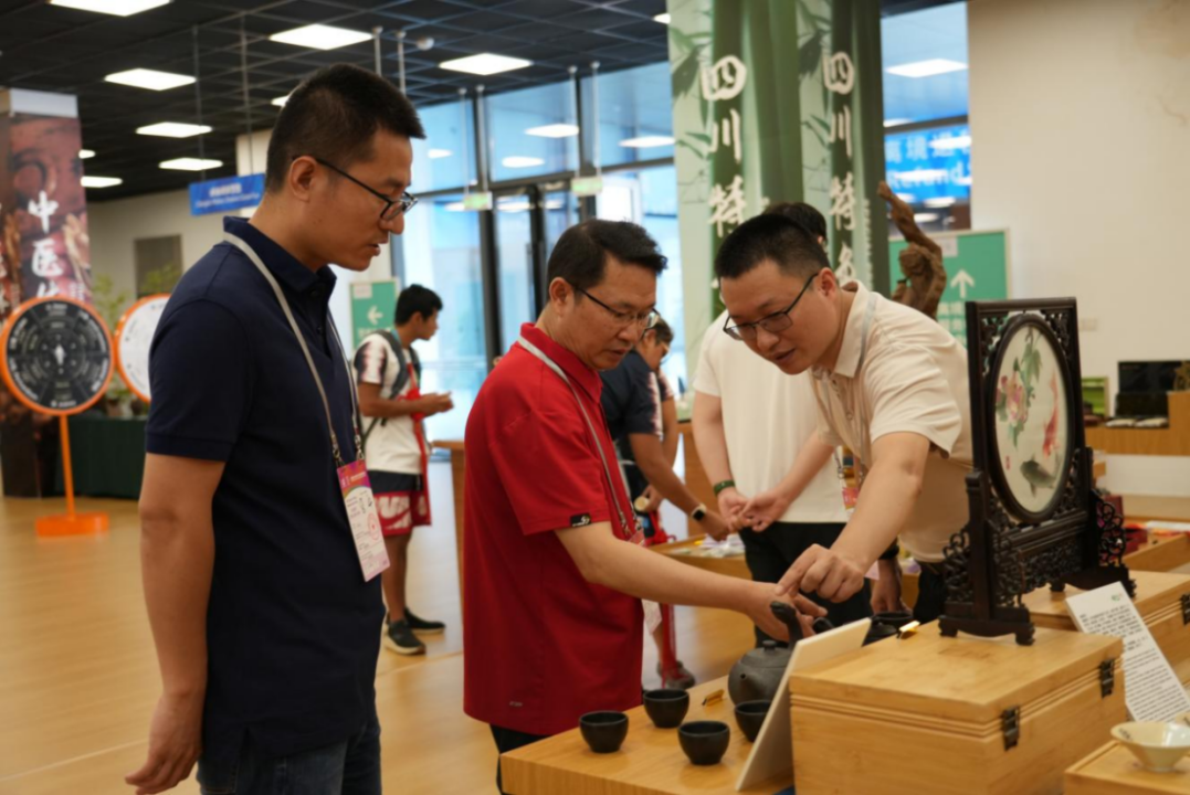 省J9九游会集团领导到大运村“有礼在四川”四川特色商品馆调研指导工作